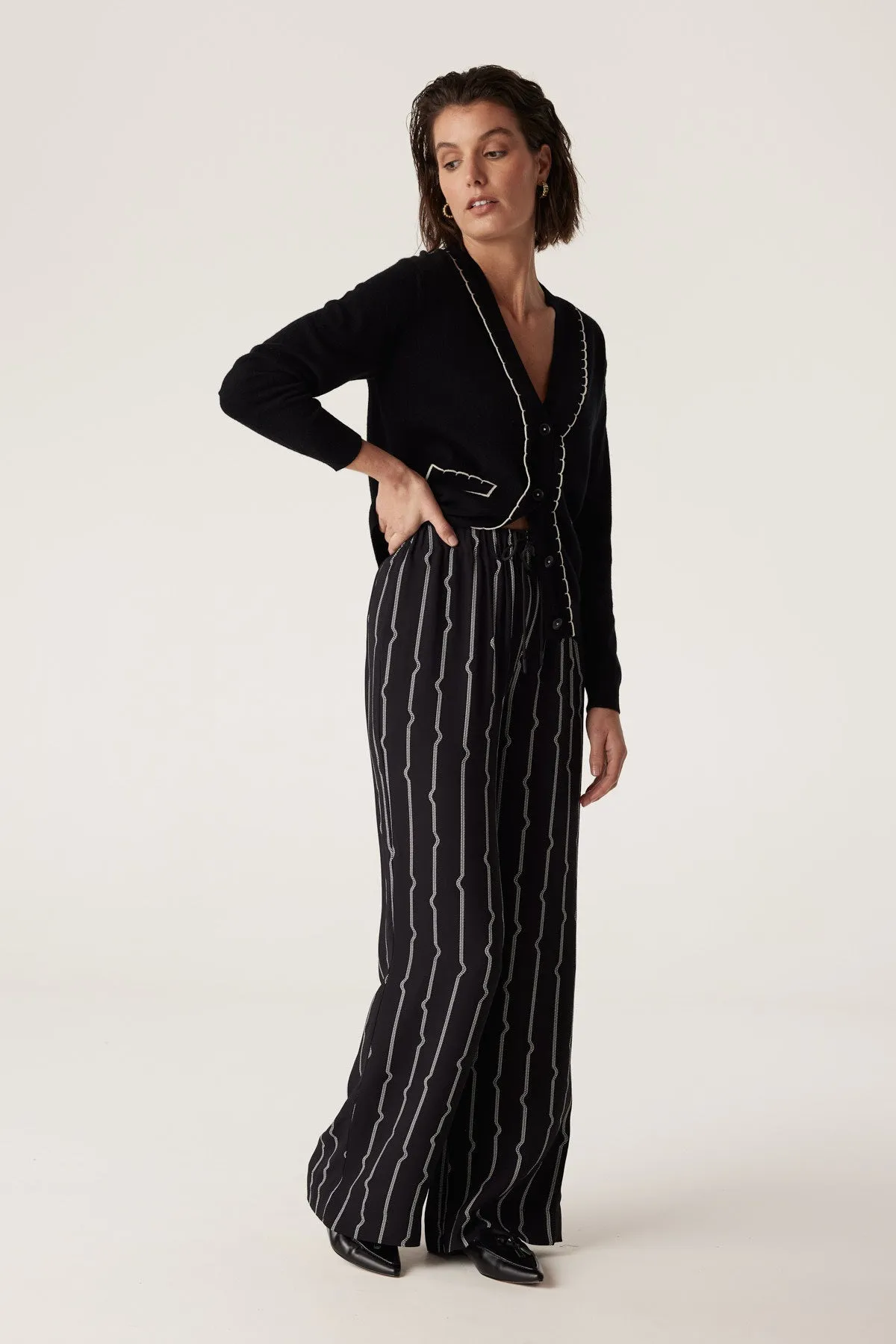 Cashwool Scallop Cardigan - Black